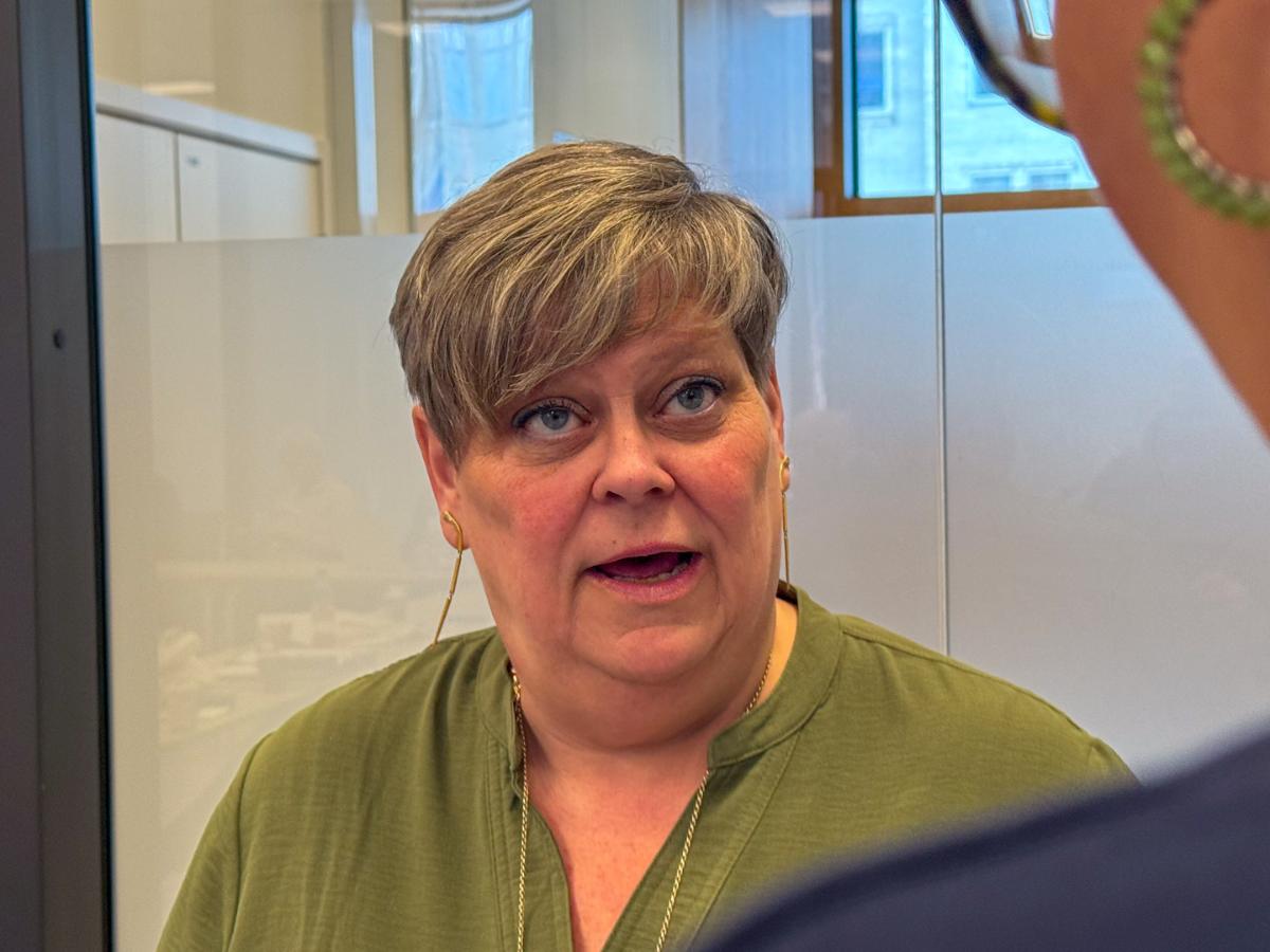 DAme i gr&oslash;nn skjorte. Orfd&oslash;rer i Harstad, Else Marie Stenhaug. 